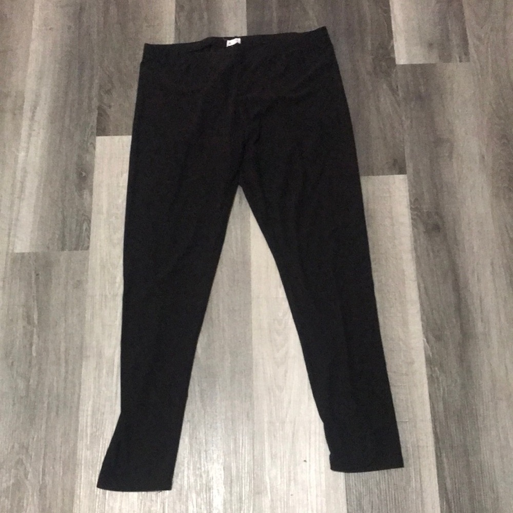 Classic Black Women's Leggings — Lightweight Everyday Stretch